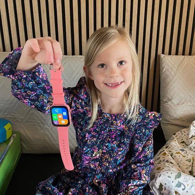 Pige viser stolt sit pink KidsBuddy ur